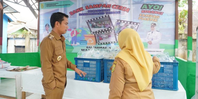 Yamin Apresiasi Inovasi Bank Sampah Ceria dan Produk Kerajinan Daur Ulang Sampah