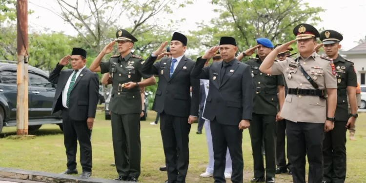 Bupati Tanah Bumbu Bersama Forkopimda Tabur Bunga di Makam Pahlawan Mattone