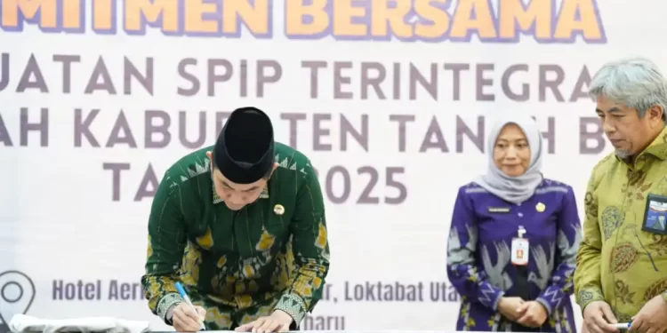 Bupati Andi Rudi Latif Teken Komitmen Bersama Penguatan GRC