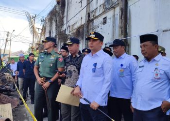 Andi Rudi Latif Serahkan Bantuan untuk Warga Terdampak Kebakaran di Jalan Pelabuhan Samudera