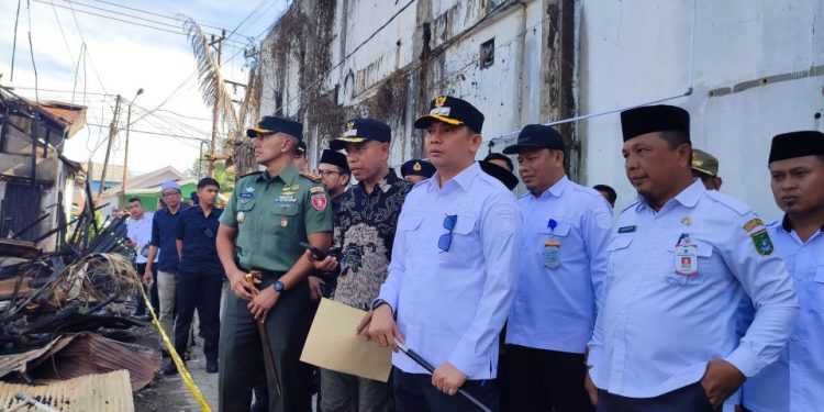 Andi Rudi Latif Serahkan Bantuan untuk Warga Terdampak Kebakaran di Jalan Pelabuhan Samudera