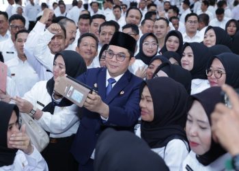 Andi Rudi Latif Serahkan SK Pengangkatan CPNS dan PPPK
