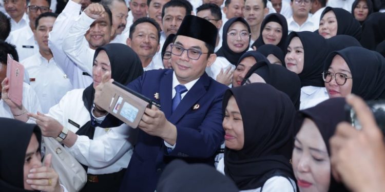 Andi Rudi Latif Serahkan SK Pengangkatan CPNS dan PPPK