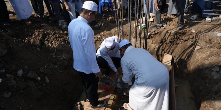 Gusti Rosyadi Elmi Letakkan Batu Pertama Pembangunan Masjid Hudatul Ummah