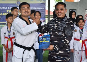 Sabet Juara Umum, Danlanal Kotabaru Berikan Penghargaan kepada Atlet Taekwondo Binaan Lanal Kotabaru