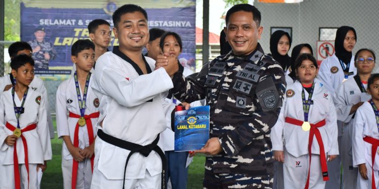 Sabet Juara Umum, Danlanal Kotabaru Berikan Penghargaan kepada Atlet Taekwondo Binaan Lanal Kotabaru