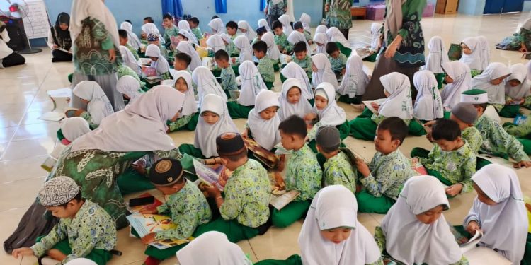 Tumbuhkan Minat Baca Sejak Dini, Dispersip Kotabaru Gelar Kegiatan Bercerita untuk Anak