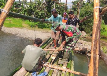 Jembatan Desa Alat Terputus Diterjang Banjir, TNI dan Masyarakat Bangun Jembatan Darurat