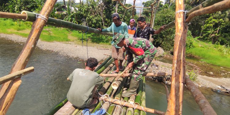 Jembatan Desa Alat Terputus Diterjang Banjir, TNI dan Masyarakat Bangun Jembatan Darurat