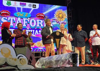 Tarian Tradisional dan For Revenge Band Meriahkan Puncak Peringatan Harjad Ke-219 Kuala Kapuas