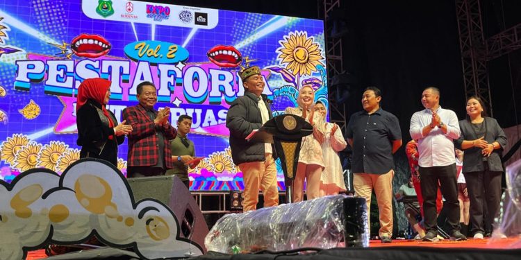 Tarian Tradisional dan For Revenge Band Meriahkan Puncak Peringatan Harjad Ke-219 Kuala Kapuas