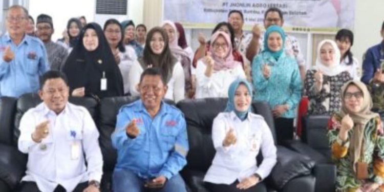 Pemkab Tanbu Gelar Layanan KB untuk Karyawan PT JAL dan Masyarakat Sekitar Perusahaan