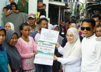 Yamin Serahkan Bantuan untuk Korban Kebakaran di Gang Sadar Kelayan