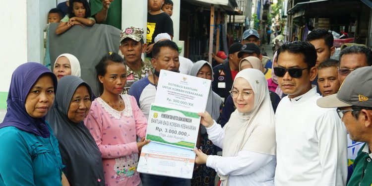 Yamin Serahkan Bantuan untuk Korban Kebakaran di Gang Sadar Kelayan