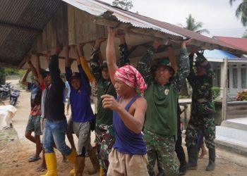 TNI dan Warga Pengambau Hilir Luar Rehab Poskamling