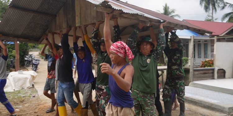 TNI dan Warga Pengambau Hilir Luar Rehab Poskamling