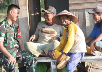 Dansatgas TMMD Jalin Kedekatan dengan Warga Melalui Komsos