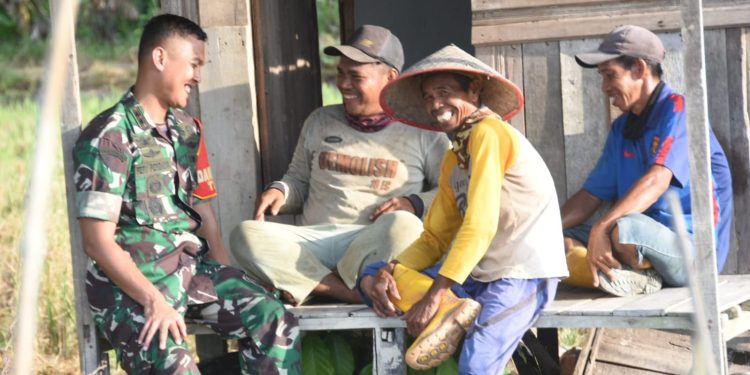 Dansatgas TMMD Jalin Kedekatan dengan Warga Melalui Komsos