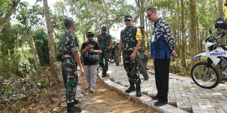 Kolonel Sambas Tinjau TMMD Ke-124 Kodim HST, Dorong Percepatan Akses Pertanian dan Perkebunan