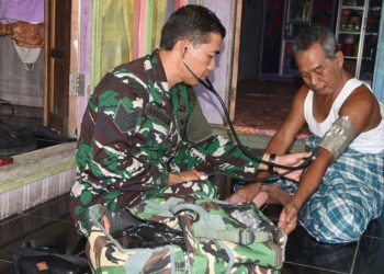 Satgas TMMD Berikan Layanan Kesehatan Gratis untuk Warga Pengambau Hilir Luar