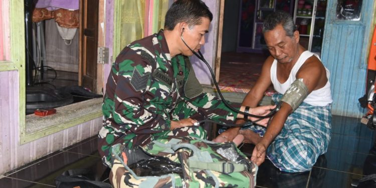 Satgas TMMD Berikan Layanan Kesehatan Gratis untuk Warga Pengambau Hilir Luar