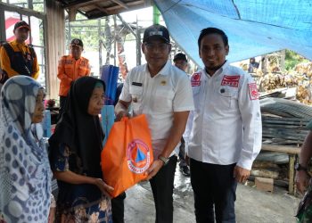 Wujud Kepedulian, Wabup Syairi Mukhlis Serahkan Bantuan untuk Korban Kebakaran