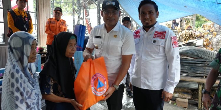 Wujud Kepedulian, Wabup Syairi Mukhlis Serahkan Bantuan untuk Korban Kebakaran