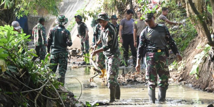 Satgas TMMD Ke-124 Bersih-Bersih Sungai, Antisipasi Banjir di Pengambau Hilir Luar