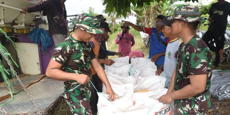 Satgas TMMD Dukung Nawa Cita Presiden Prabowo Subianto, Bantu Petani Rontokkan Padi