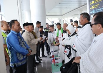 Bupati Kotabaru Antar Keberangkatan 178 Jemaah Calon Haji di Bandara Syamsudin Noor