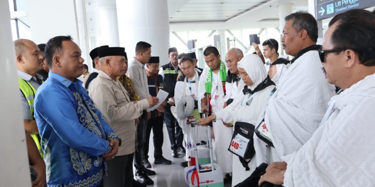 Bupati Kotabaru Antar Keberangkatan 178 Jemaah Calon Haji di Bandara Syamsudin Noor