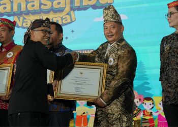 Satu-Satunya di Kalsel, Bupati HST Terima Penghagaan Revitalisasi Bahasa Daerah dari Mendikdasmen