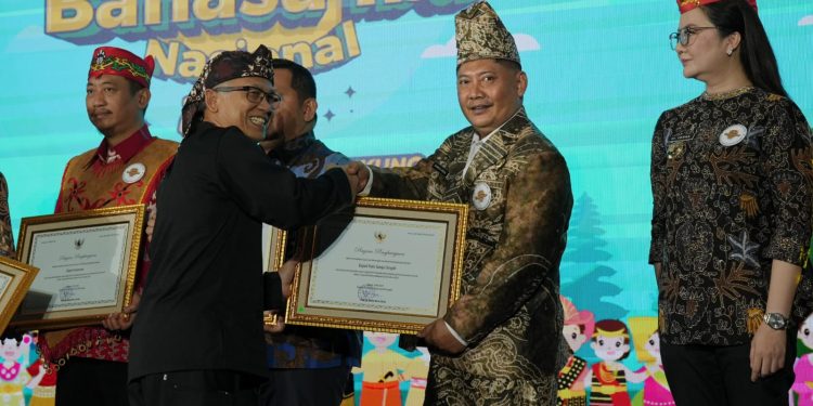 Satu-Satunya di Kalsel, Bupati HST Terima Penghagaan Revitalisasi Bahasa Daerah dari Mendikdasmen