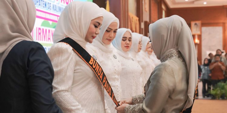 Fathul Jannah Muhidin Lantik Bunda PAUD HST Periode 2025–2030