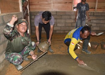 Satgas TMMD Lakukan Pengecoran Lantai Rumah Ardiansyah