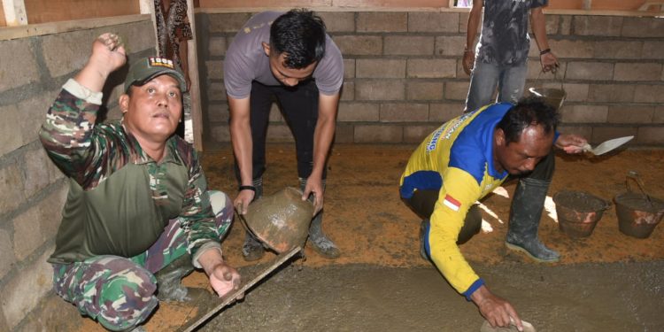 Satgas TMMD Lakukan Pengecoran Lantai Rumah Ardiansyah