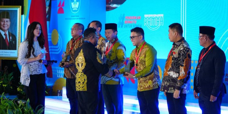 Disdik HST Dalam Satu Hari Raih Dua Penghargaan Tingkat Nasional