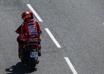 Gagal Finis di MotoGP Inggris 2025, Francesco Bagnaia Tuduh Marc Marquez Bawa Sial?