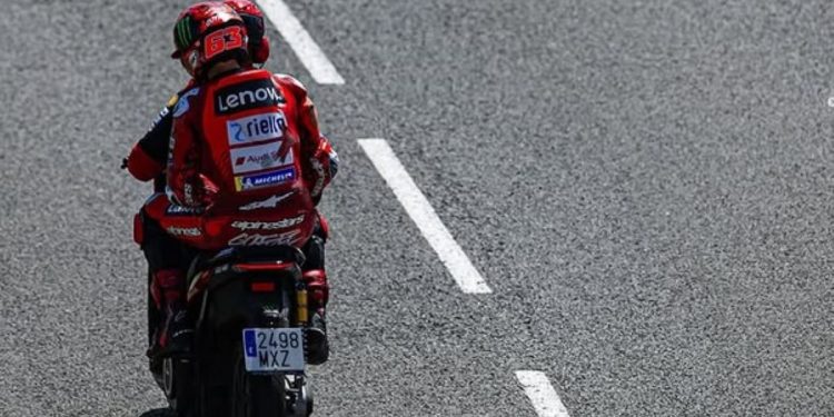 Gagal Finis di MotoGP Inggris 2025, Francesco Bagnaia Tuduh Marc Marquez Bawa Sial?