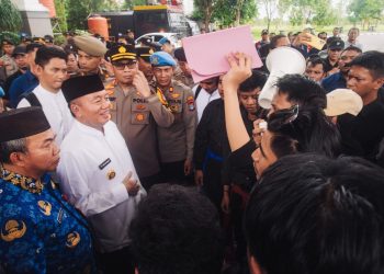 Temui Demonstran, Gubernur H Muhidin Ajak Mahasiwa Turut Mengawasi Sekolah