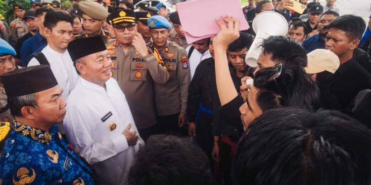 Temui Demonstran, Gubernur H Muhidin Ajak Mahasiwa Turut Mengawasi Sekolah