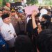 Temui Demonstran, Gubernur H Muhidin Ajak Mahasiwa Turut Mengawasi Sekolah