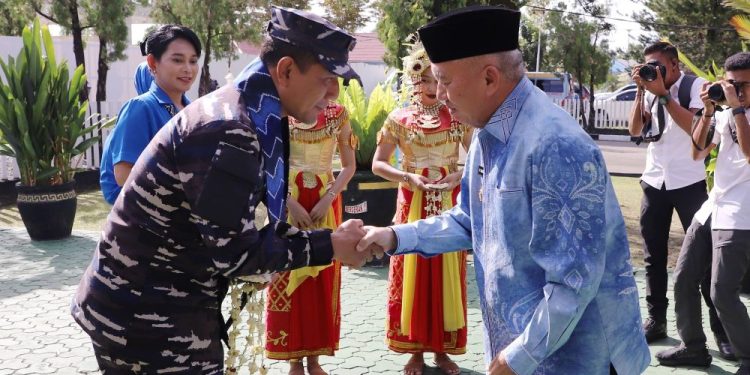 Gubernur H Muhidin Sambut Kedatangan Panglima Komando Armada II