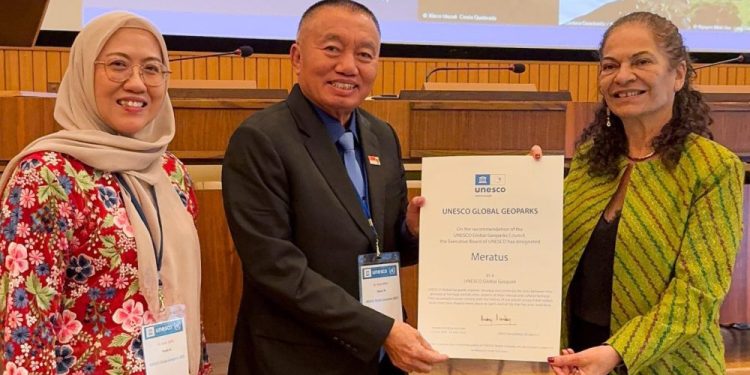 Gubernur Kalsel Terima Sertifikat UNESCO Global Geopark Meratus di Paris