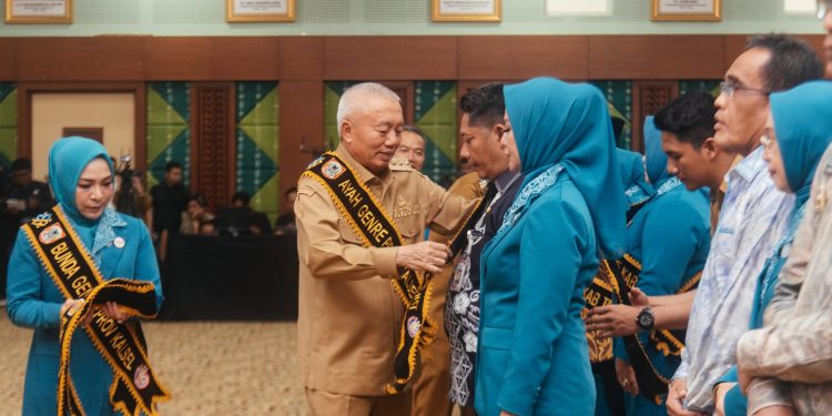 H Muhidin dan Hj Fathul Jannah Dikukuhkan sebagai Ayah dan Bunda GenRe Kalsel