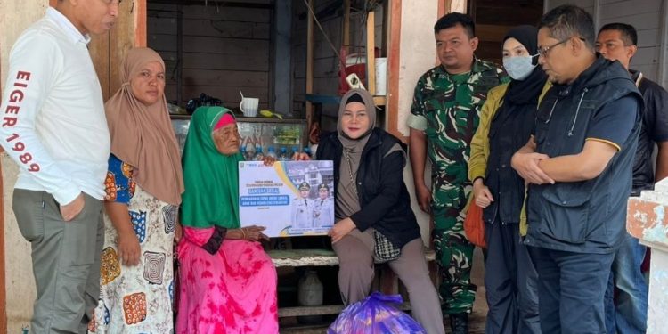 Pemkab Tanbu Salurkan Bansos Permakanan untuk Disabilitas dan Lansia Telantar