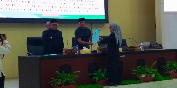 Rapat Paripurna DPRD HST, Wabup Gusti Rosyadi Elmi Sampaikan Raperda RPJMD 2025-2029