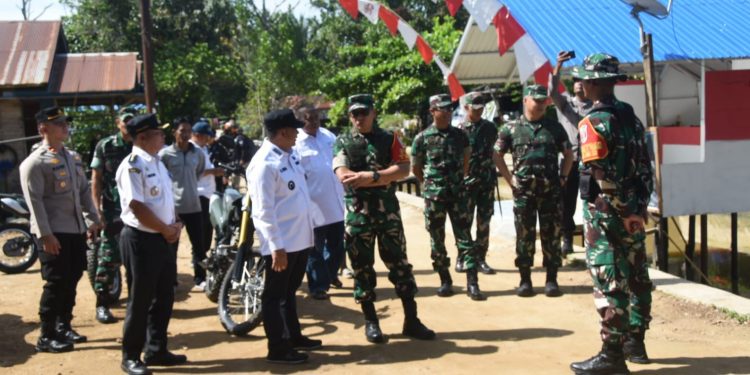 Danrem Didampingi Bupati HST Tinjau Hasil TMMD Ke-124