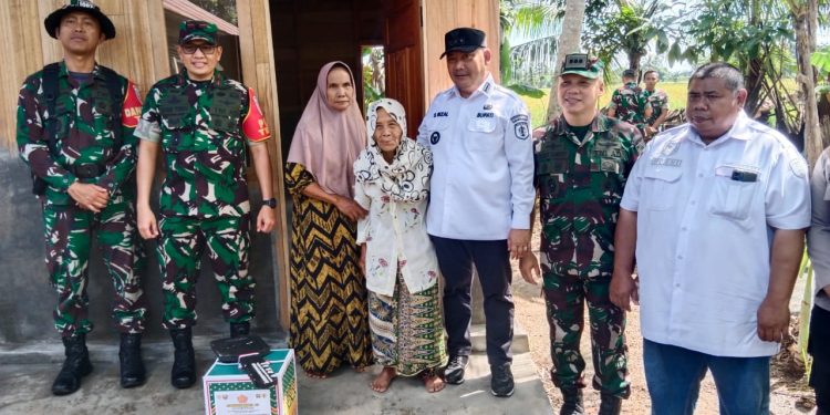 Nenek Kurba Tak Kuasa Menahan Haru, Rumahnya Direhab TNI Melalui Program TMMD Ke-124