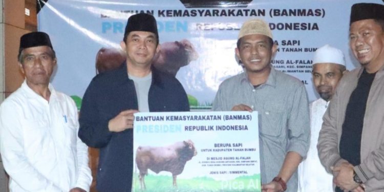 Bupati Tanbu Serahkan Hewan Kurban Bantuan Presiden Prabowo